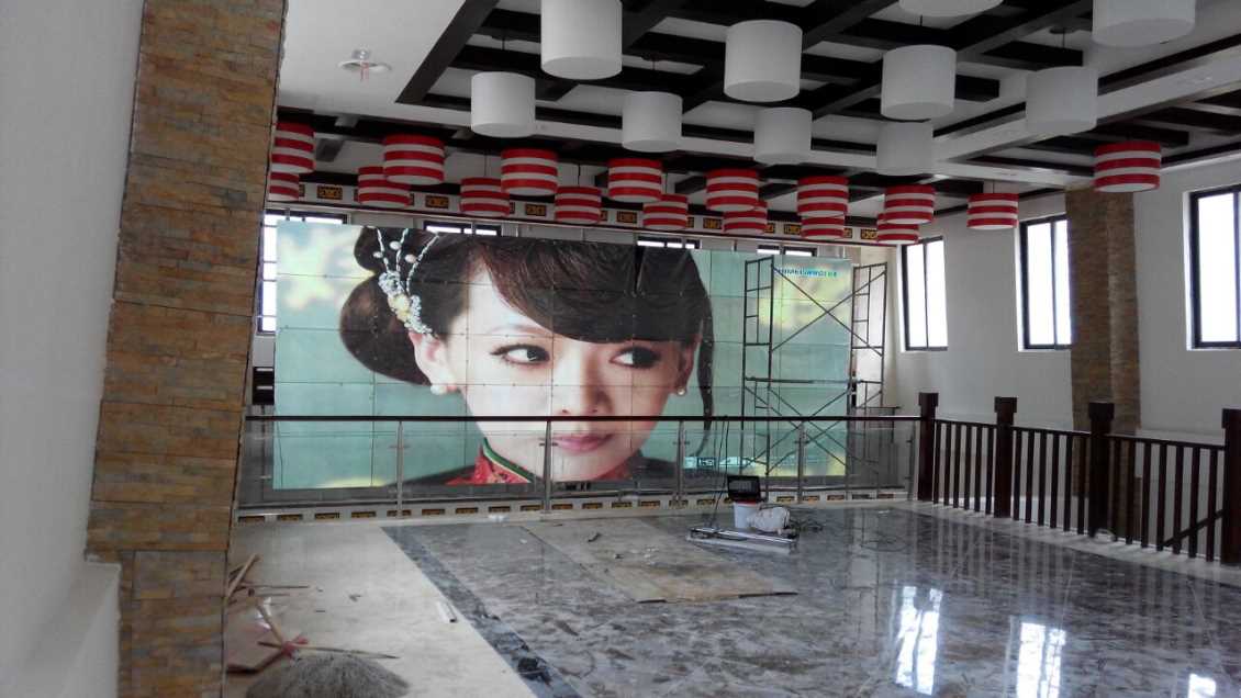 亚丁旅游中心55寸7*5液晶拼接屏